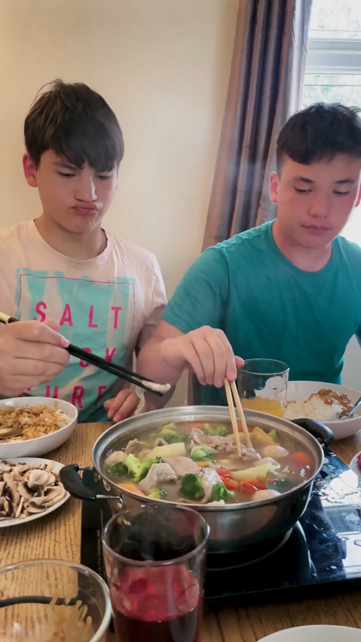 远嫁英国的东北大姐给家人做的晚饭,中国大火锅,孩子和老公都喜欢吃,边吃边叫好