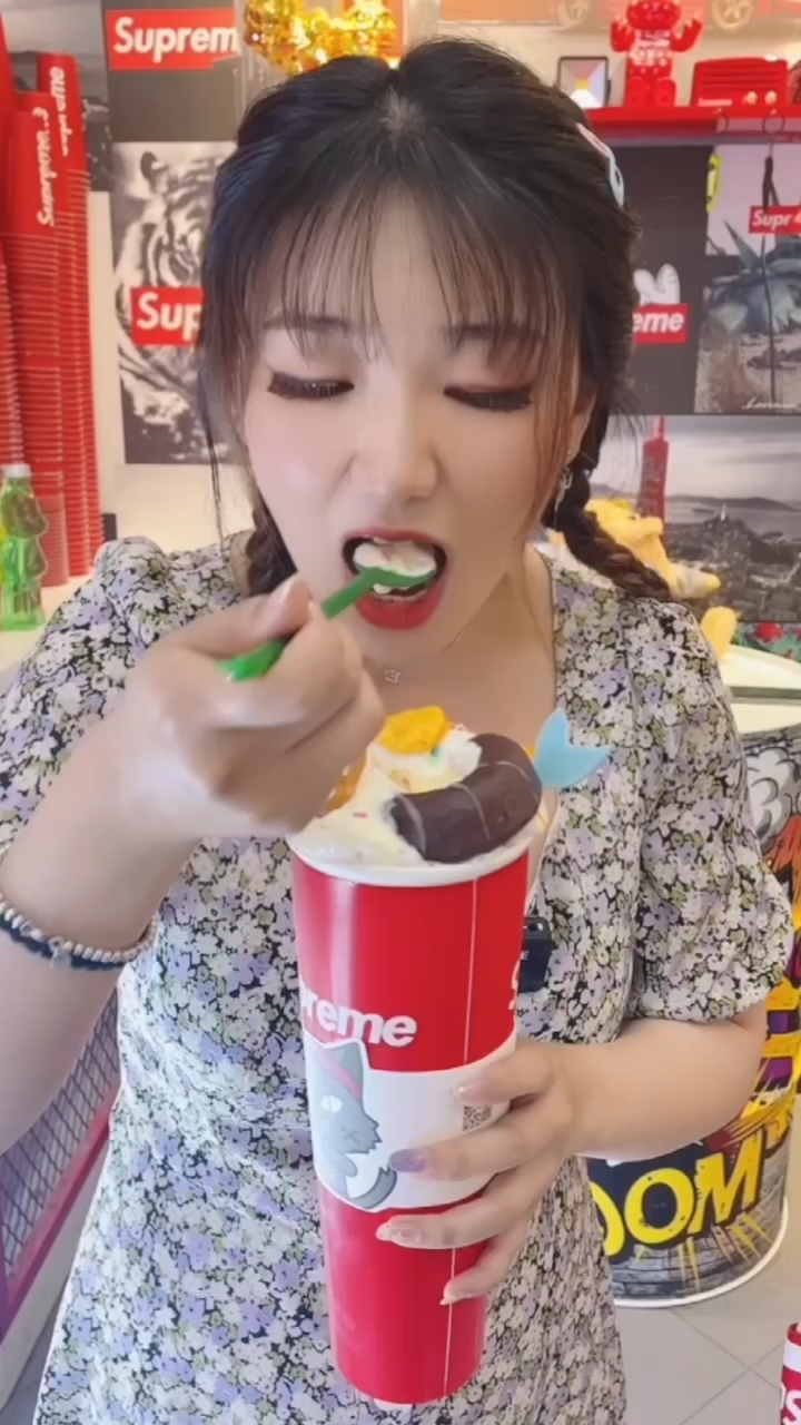 打卡supreme网红奶茶店～快叫王源来打卡呀!