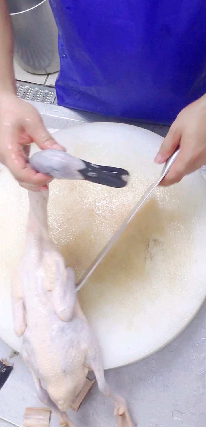 看看厨师怎么样剁鸭嘴的