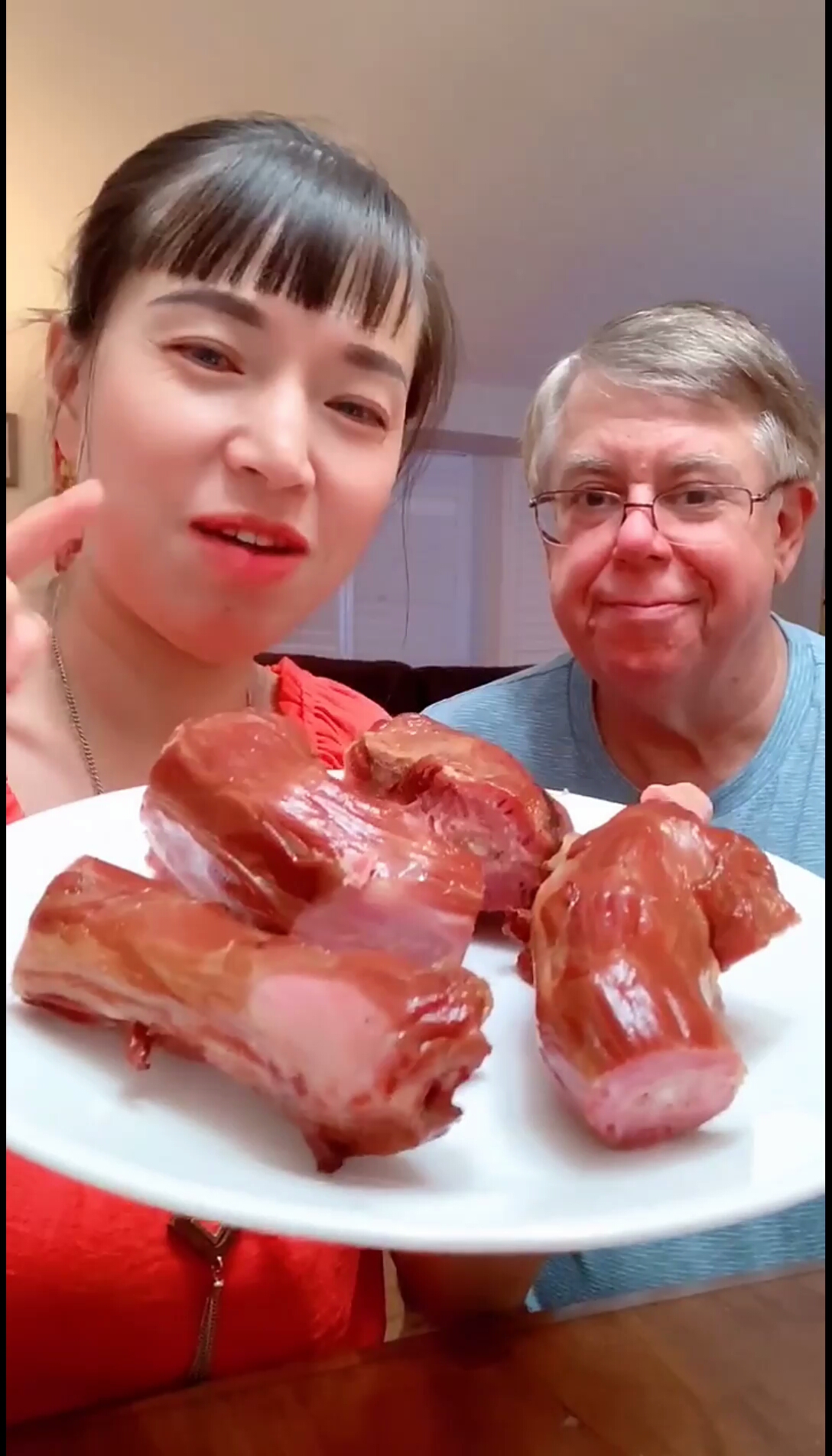 老外吃鸭脖子的表情,你无法想象