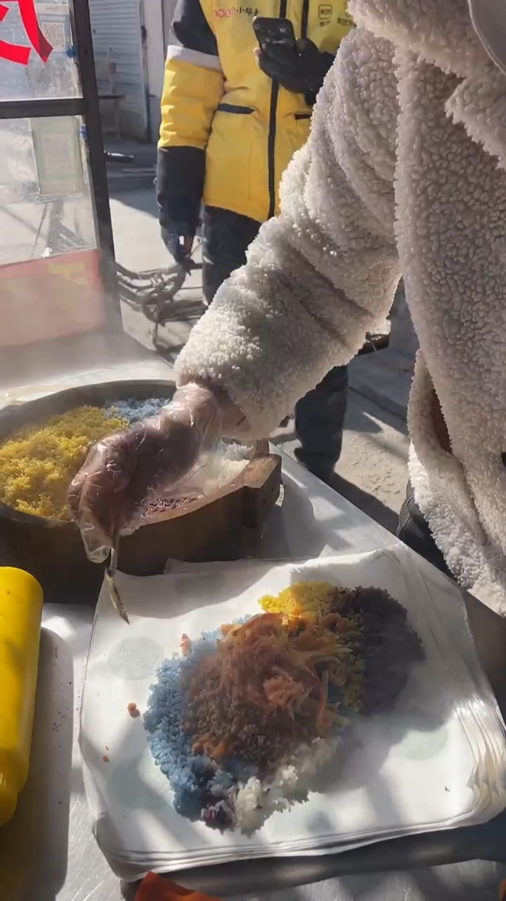 #美食#彩色凉皮木桶饭团