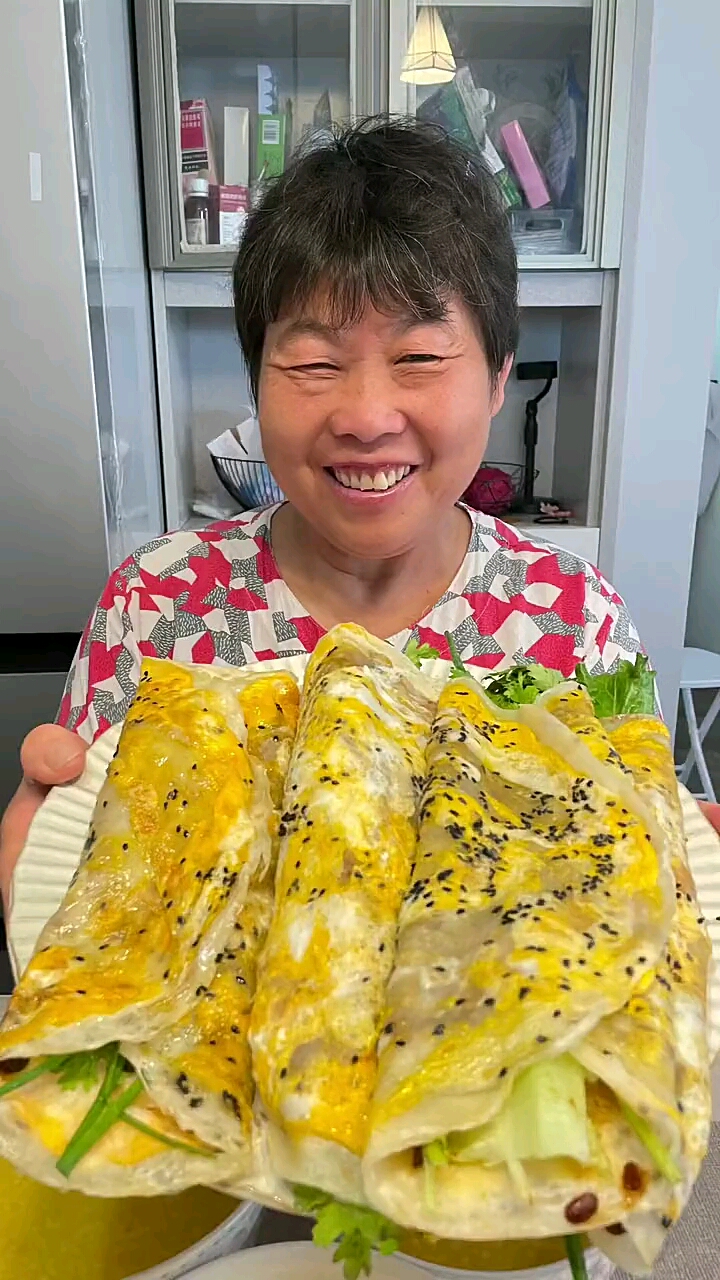 鸡蛋饼,用电饼铛这么做特别好吃。