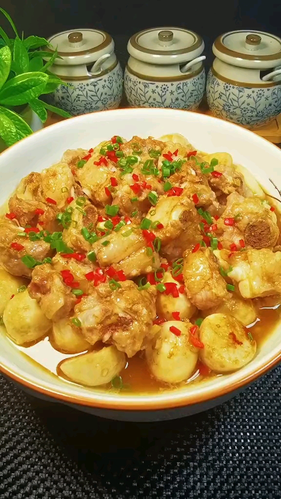 #美食#排骨蒸芋头,芋头清香细腻,排骨鲜味十足,