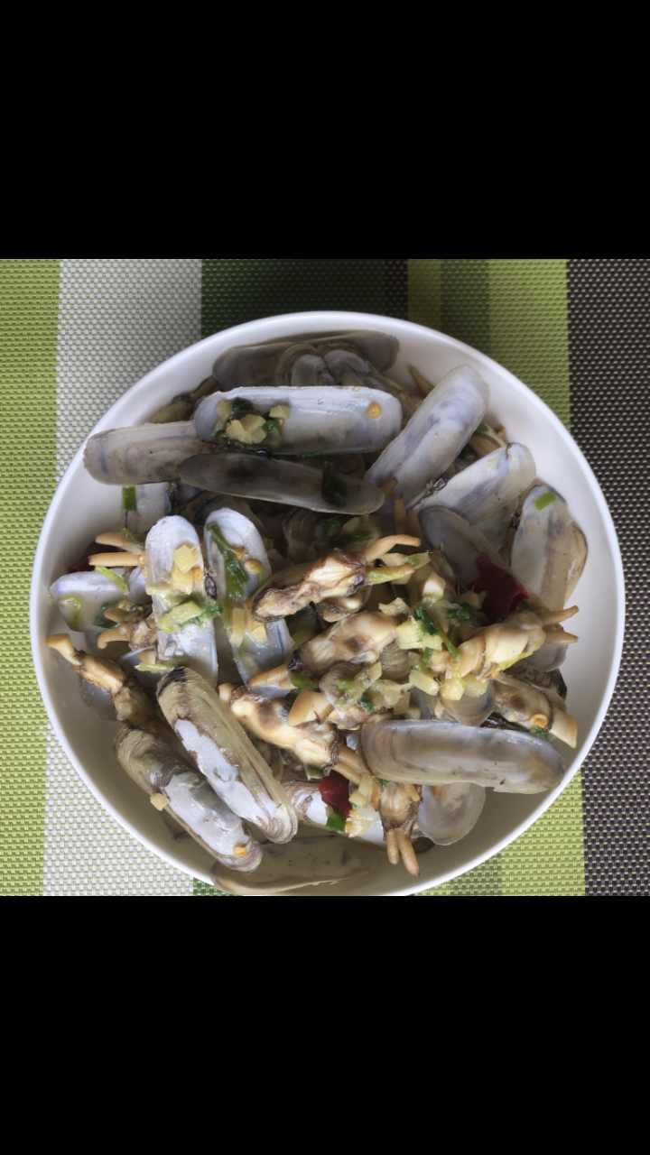 周日午餐:香葱鲫鱼+姜葱蛏子+韭菜炒鸡蛋+鲫鱼汤豆腐(用时1个半小时)