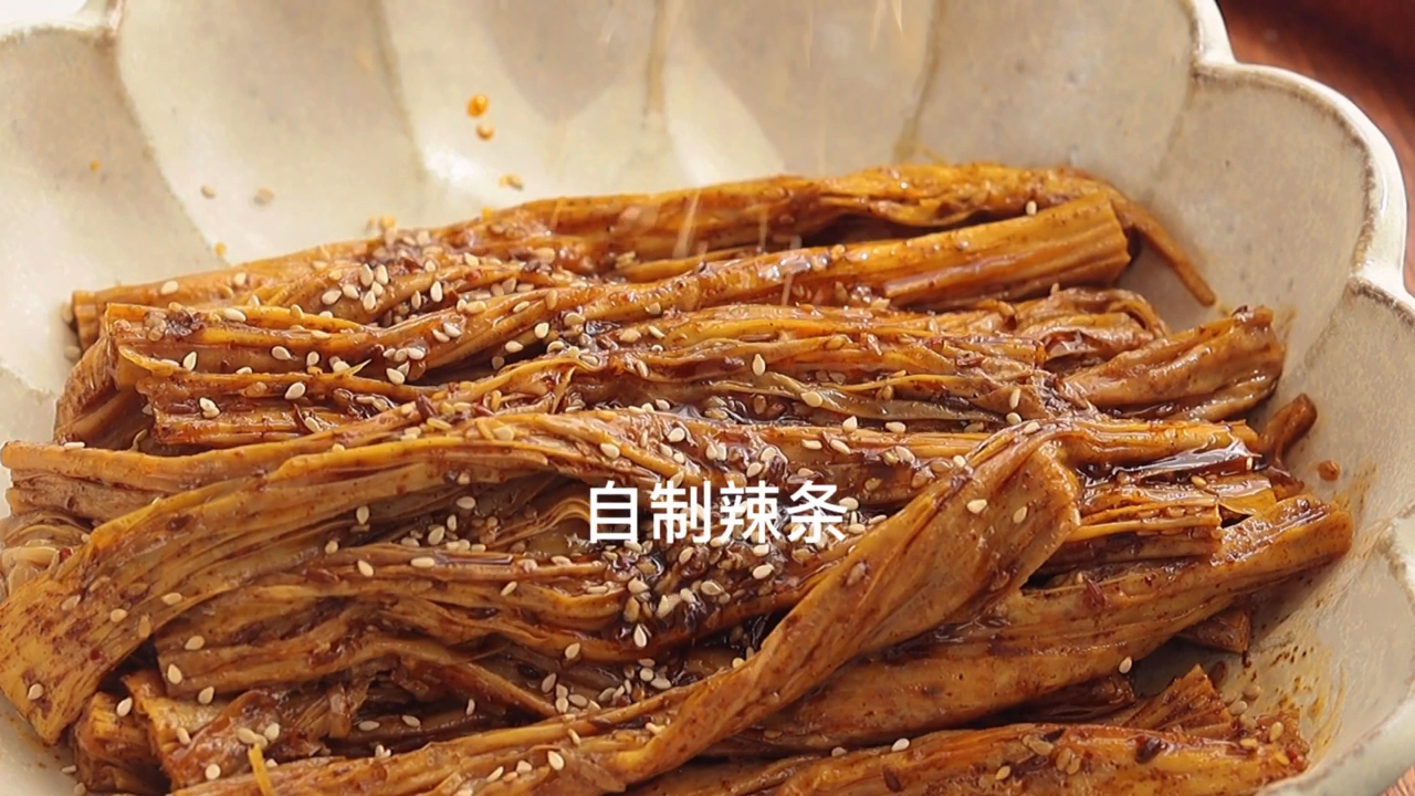 #在家做个拿手菜#自从学会了做辣条,就再也没出去买过,辣条自由了太棒了!