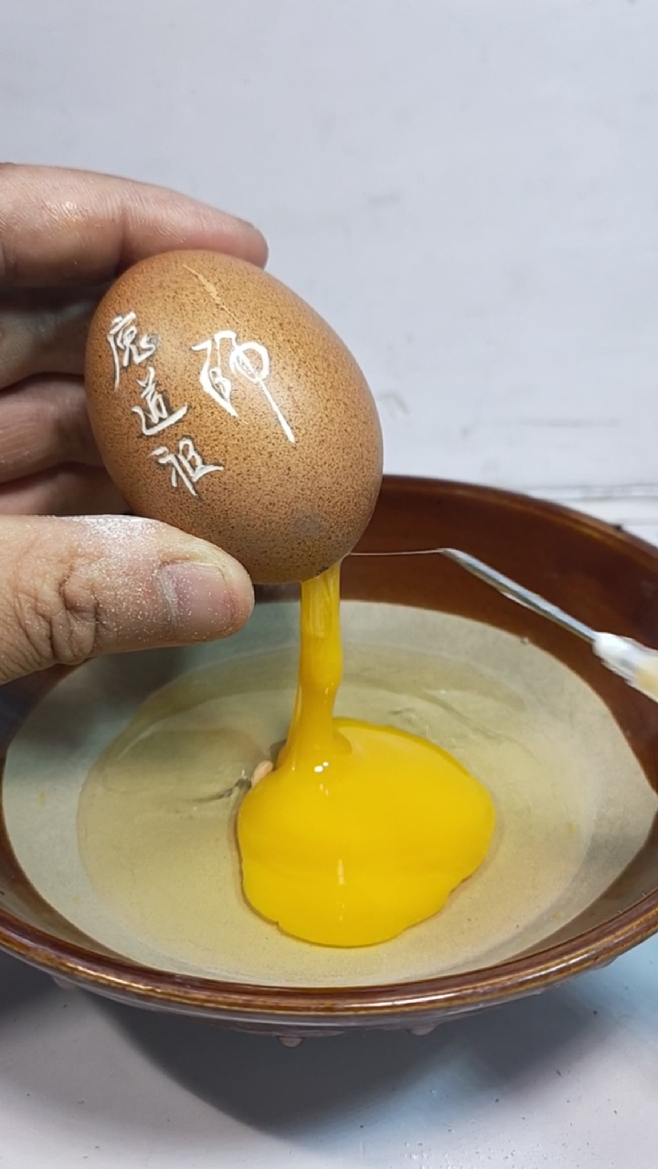 #我要上热门#在鸡蛋上雕诗作画