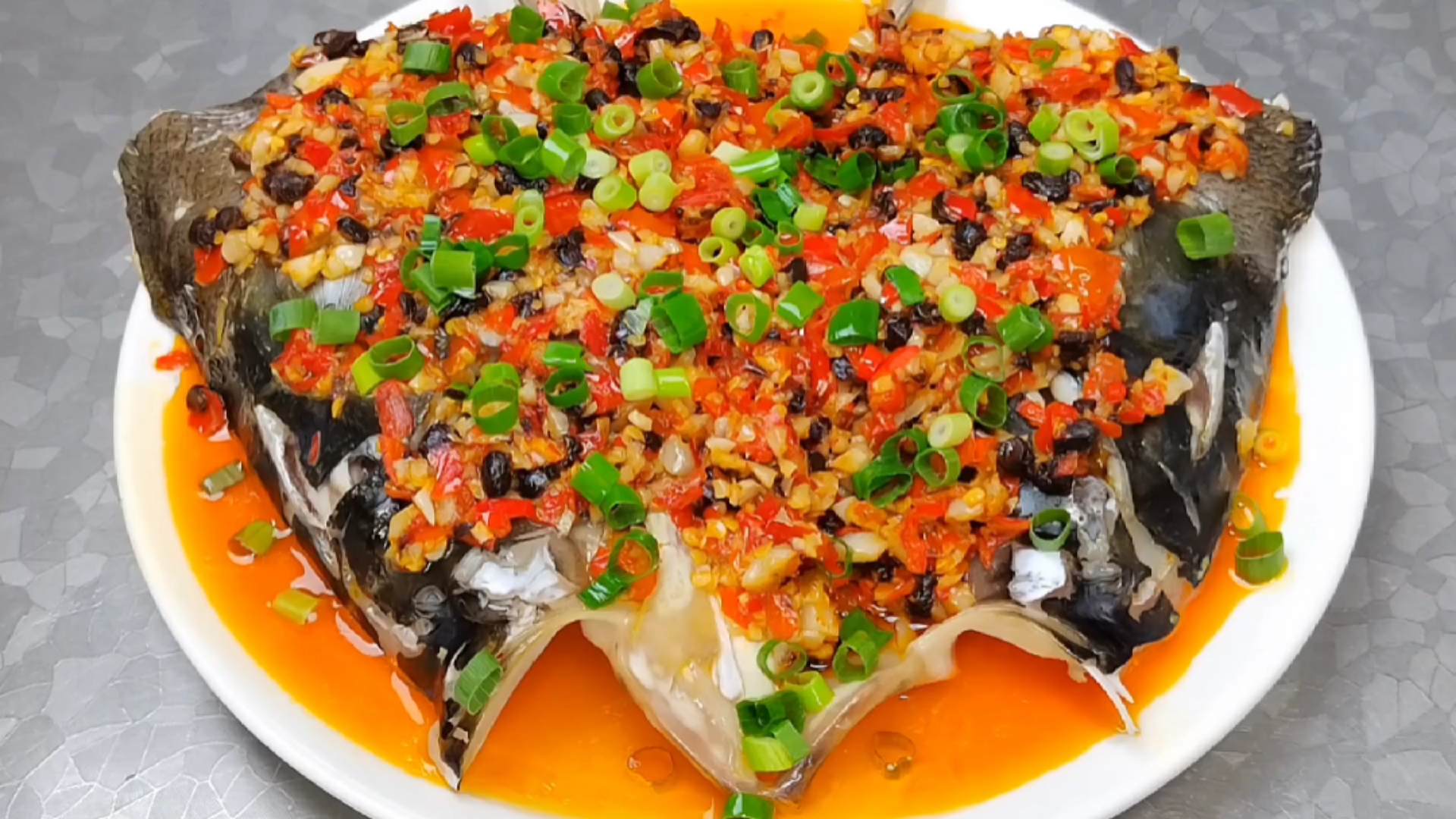 #美食#这才是你要的剁椒鱼头的做法，步骤简单清晰，鱼肉鲜嫩好吃过瘾。