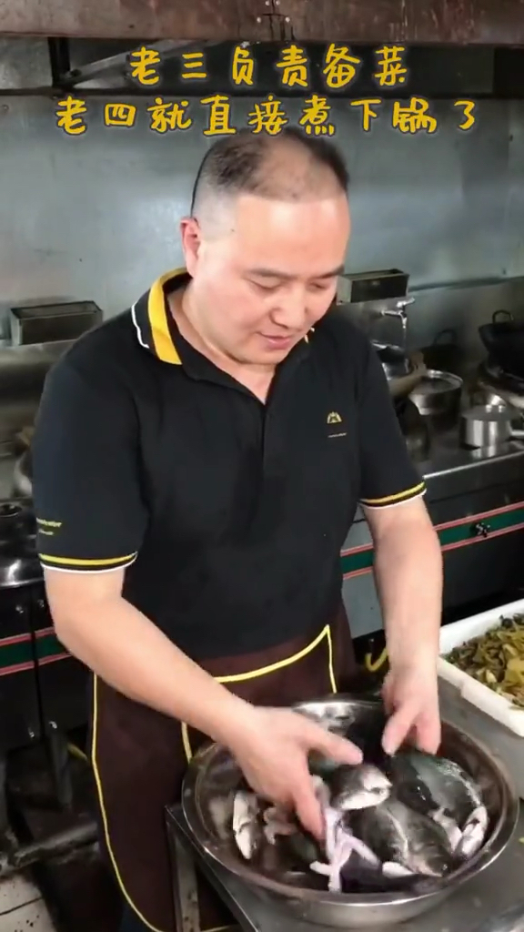 重庆鲫鱼界的f4,个人泡酸菜石锅土鲫鱼火爆的很