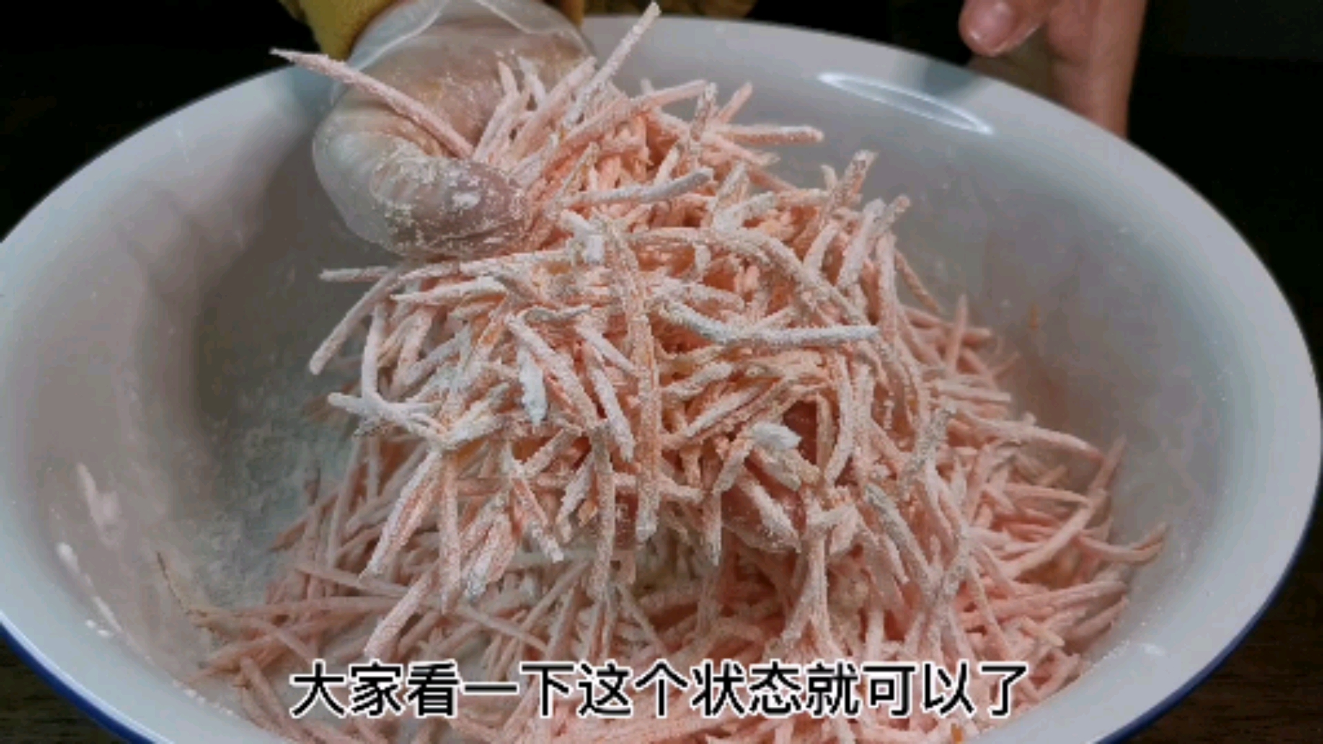 #蒸菜#胡萝卜丝怎么做好吃，技巧全在这里，不粘不坨哦