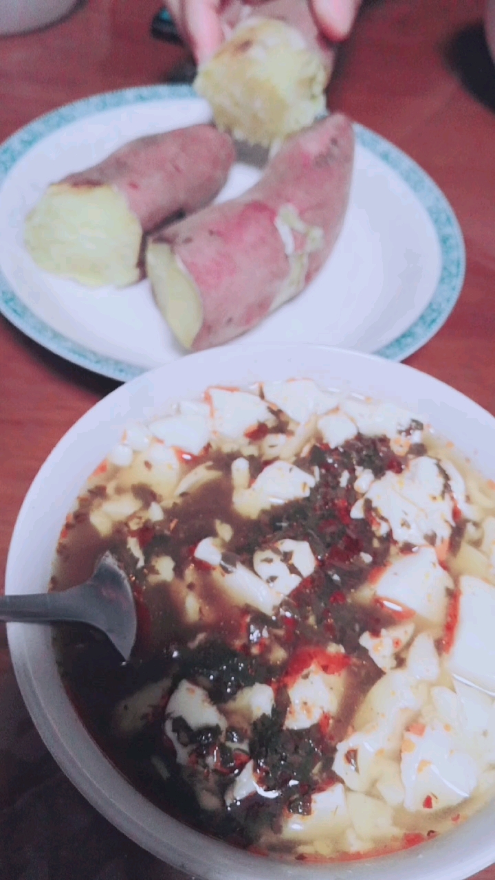 #音为有你#自己烤红薯,再来一碗用嫩豆腐自己做的豆腐脑哈哈,简单的一个晚餐就这样了