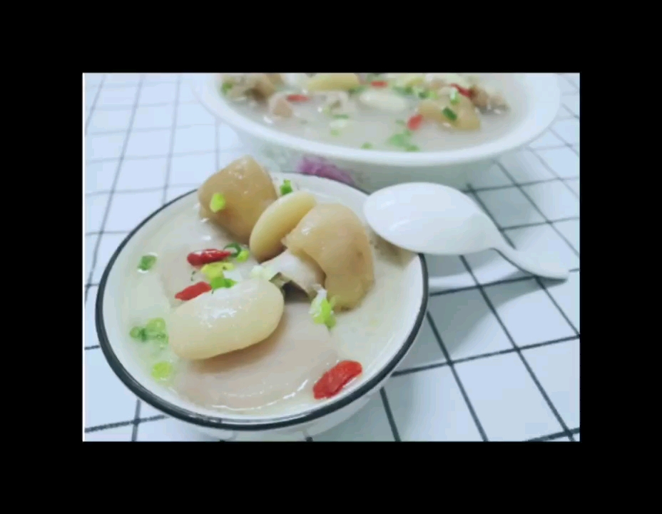 美食推荐-芸豆莲藕猪蹄汤