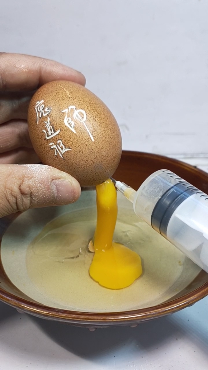 #寻找最牛手艺人#在鸡蛋上雕诗雕画