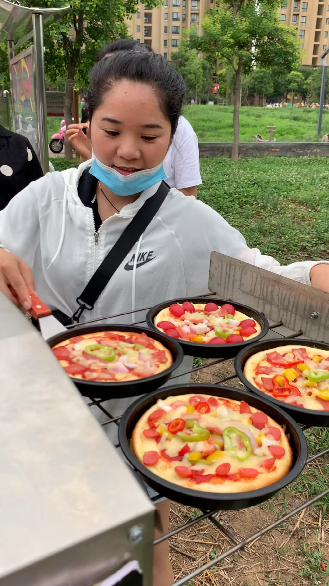 辞掉十几年的工作摆摊做披萨,刚开始见到熟人不好意思,现在放开了加油吧!