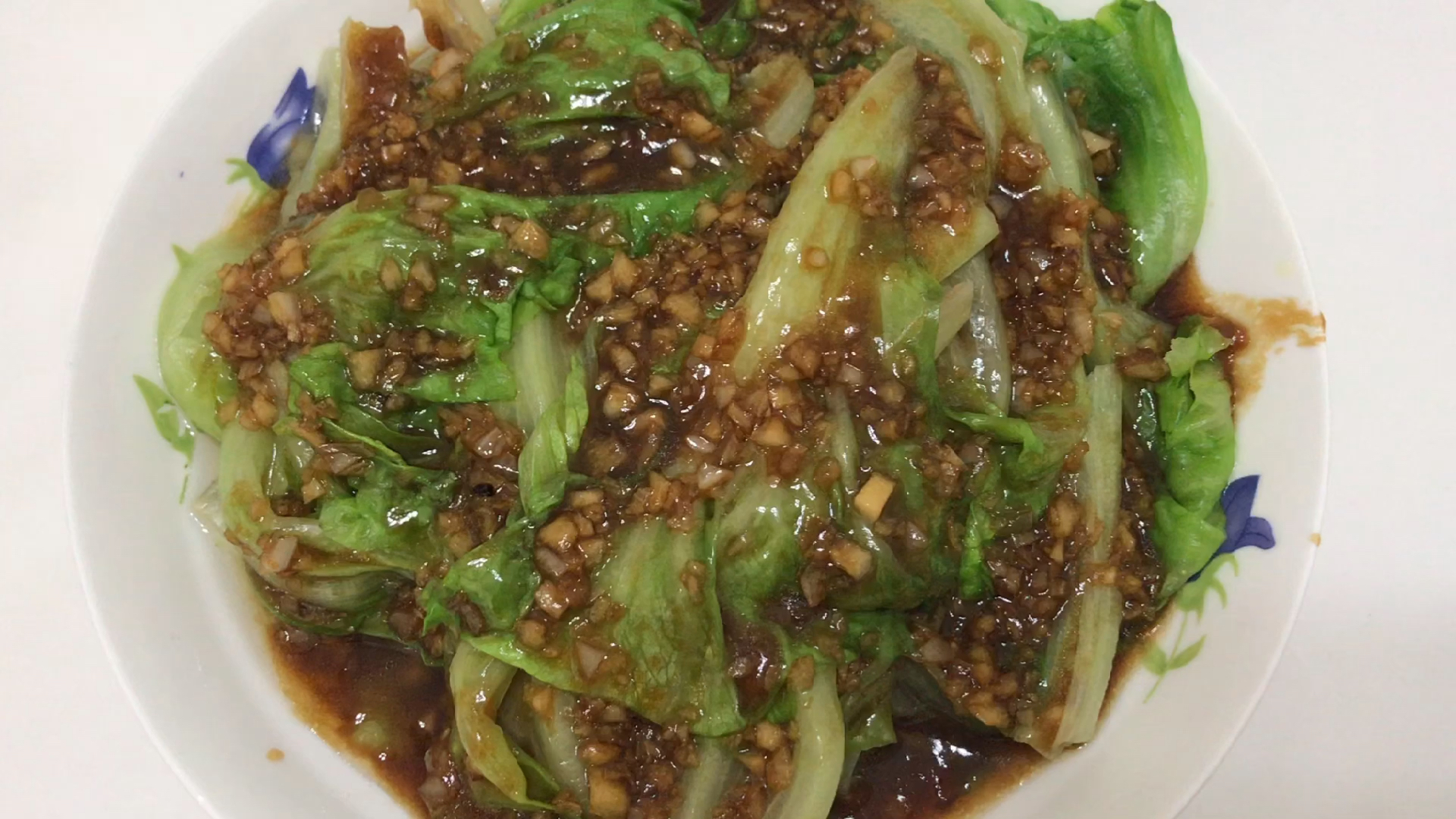 #美食看中国#蒜蓉蚝油生菜美食教程过年大鱼大肉配上一盘简单脆爽的青菜,它就是今天的主角#过