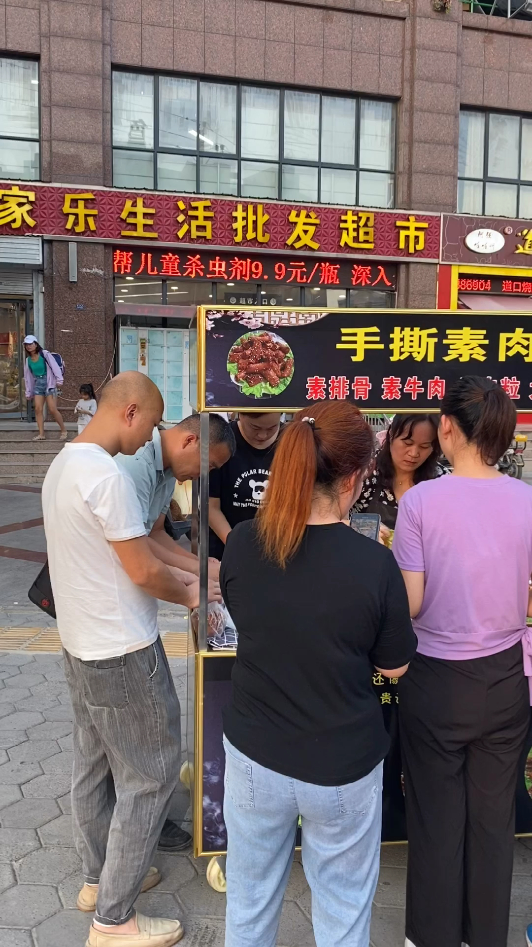 街头弄个小车卖手撕素肉,本想挣个零花钱,没成想出摊就排队!