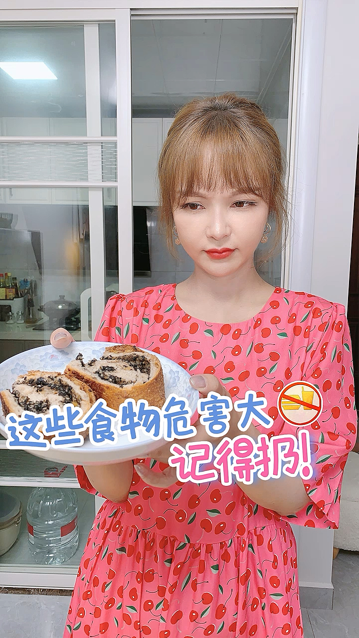 有些人觉得食物发霉了,只要切掉发霉的部分就行了,没必要全扔了,这很危险!