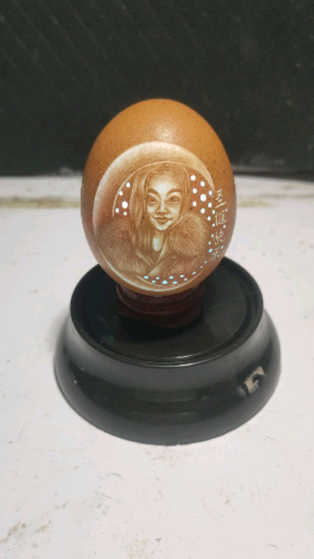 鸡蛋壳做不倒翁灯笼
