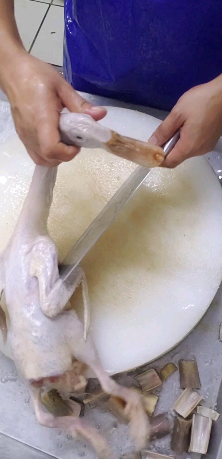 想吃鸭嘴吗,看看怎么样切鸭嘴的