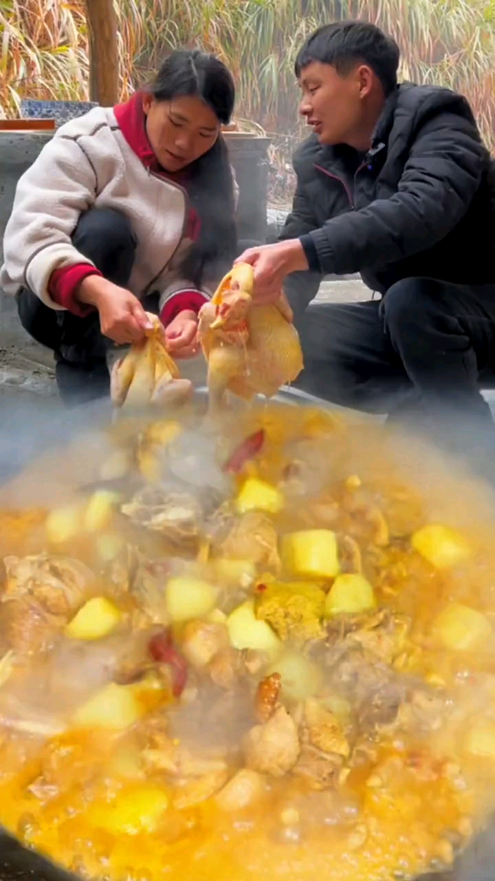 #在家做个拿手菜#年底了该腊兔肉了,还炖了一锅土豆炖鸡,特别鲜嫩美味!