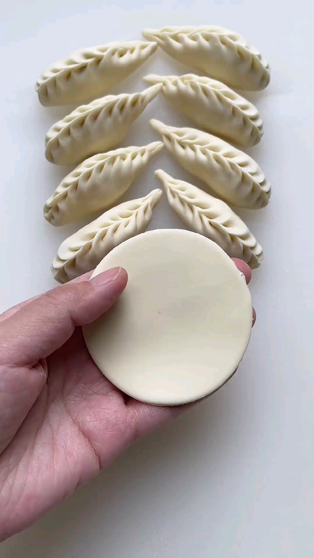 #爱美食爱生活#柳叶饺子的包法