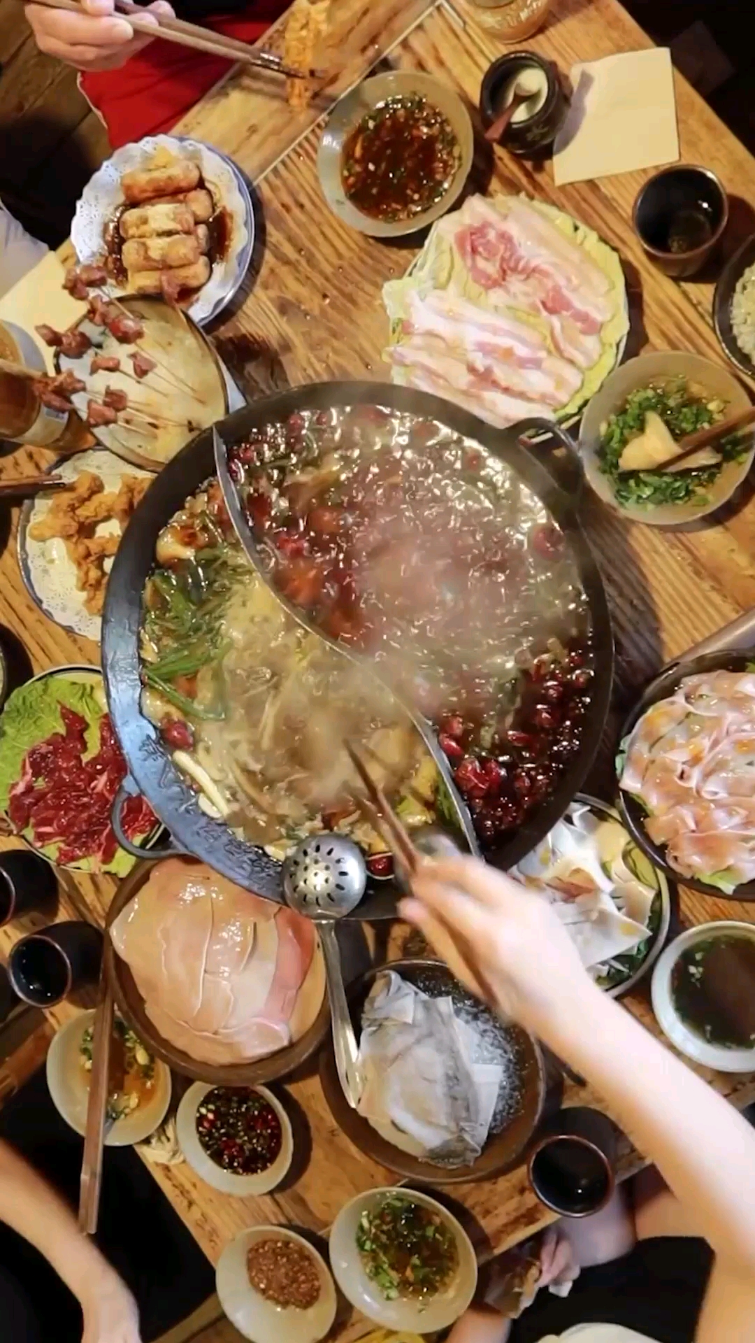 吃火锅时,为什么要在盘子里垫一片生菜呢?