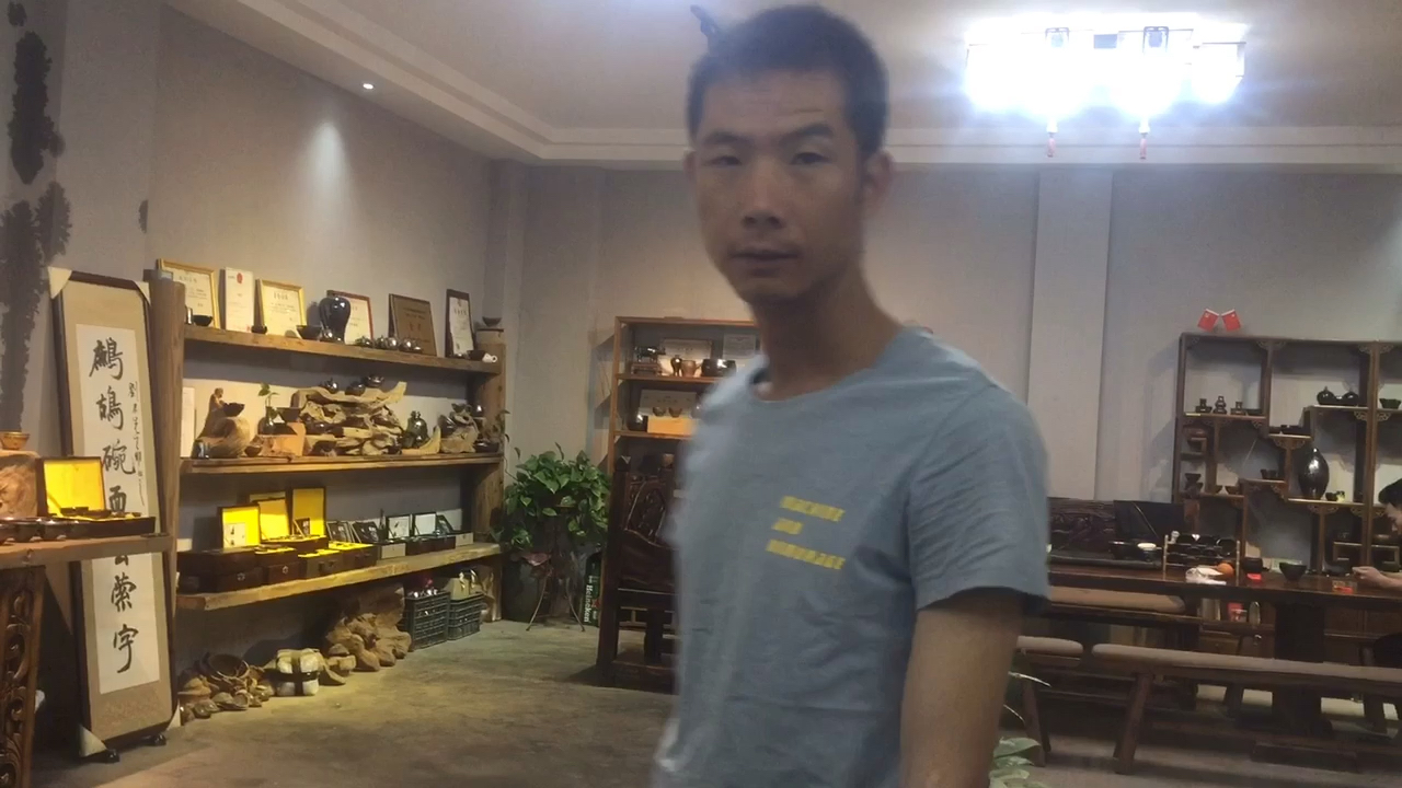 世界最大的鸡宝在我家你们见过吗,小伙听讲很值钱比黄金还贵把他给乐坏了这可多少钱。