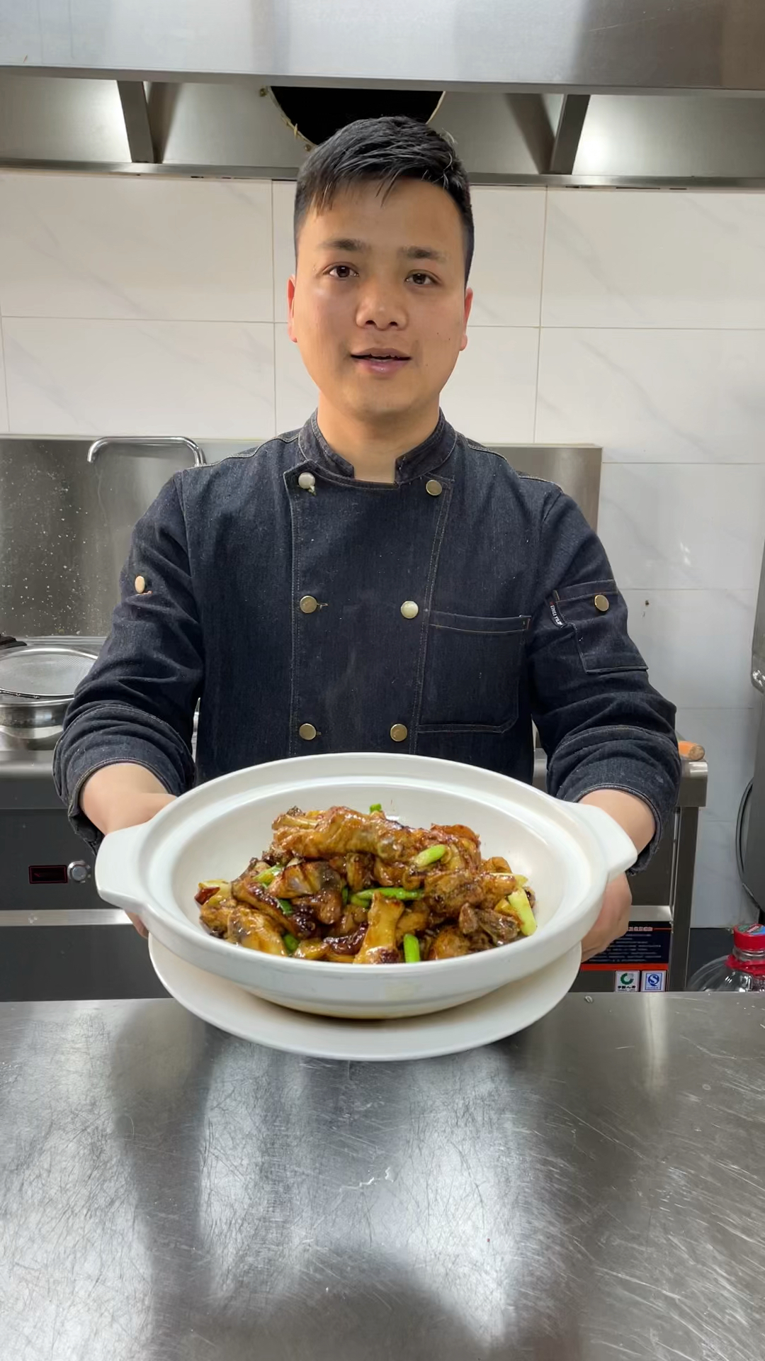 广东特色名菜,蒜苗干煸土鸡