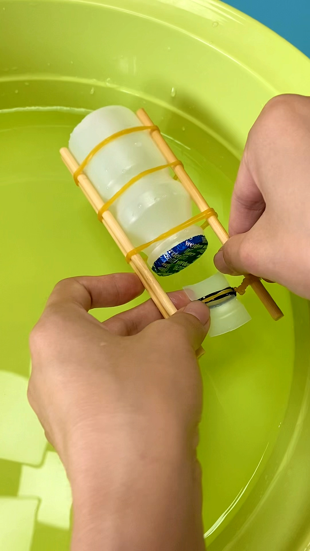 #夏日亲子时光#用一次性筷子和喝完的饮料瓶，给小朋友做一只动力小船。太有趣了吧