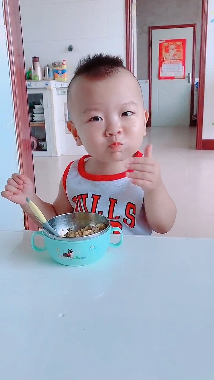 2岁宝宝早餐:一碗蛋炒饭一鸡蛋100毫升奶粉,吃的好香