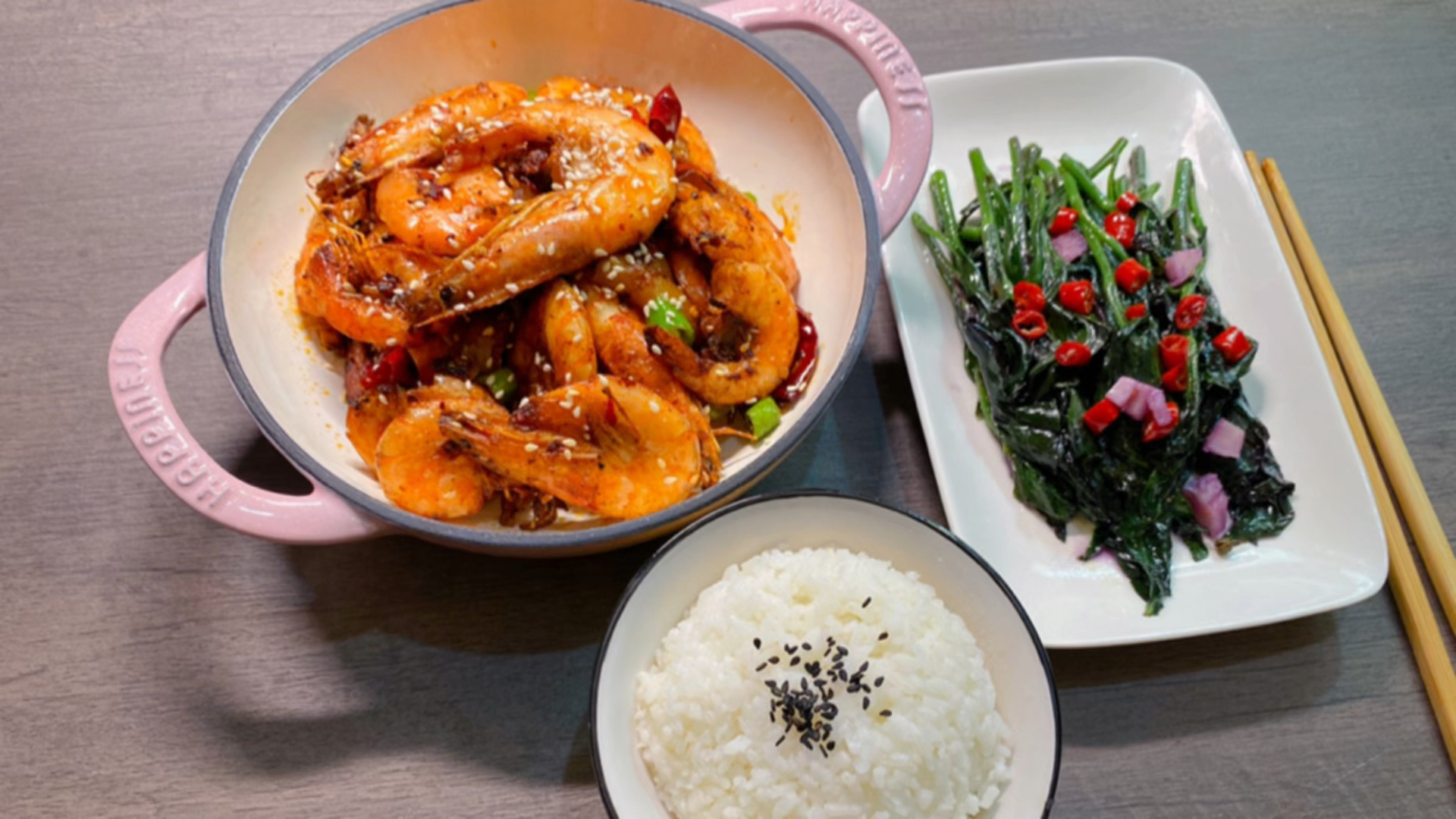 #我家的菜谱#晚餐干锅虾紫背菜