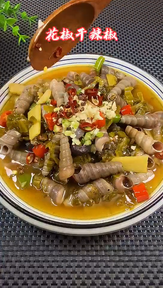 #我和春天有个约会#钉螺烧酸菜有没有吃过的