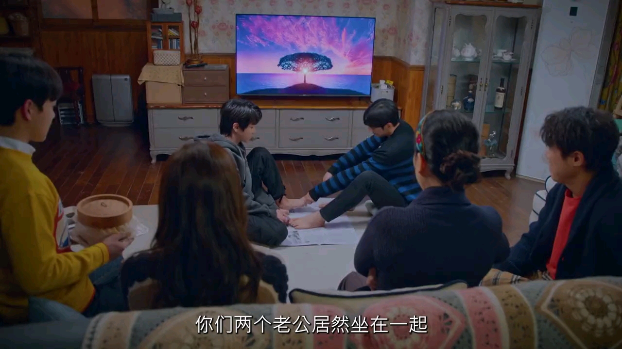 #精彩影视#丑小鸭女孩因为长得丑一直被白天鹅校花欺负