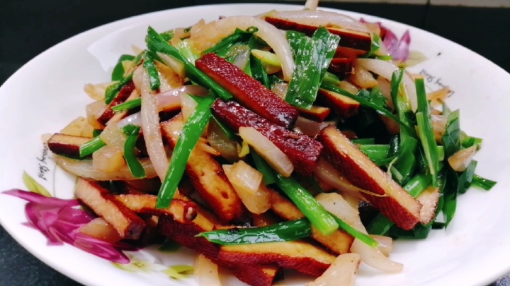 韭菜洋葱炒香干,浓香入味,好吃又下饭。