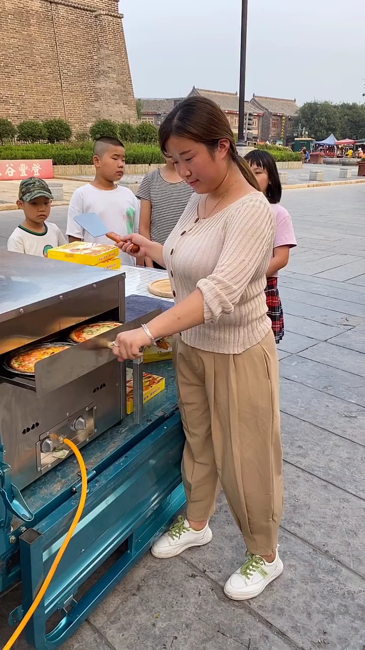 9.9圆披萨,地摊现烤现卖,3分钟出炉,什么加盟装修门面都不需要,现在国家支持