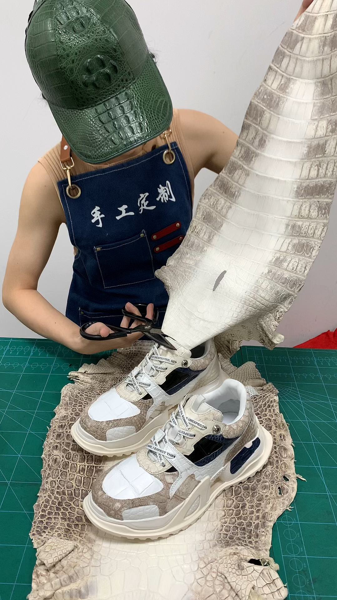 鳄鱼皮男款运动鞋,颜色可定