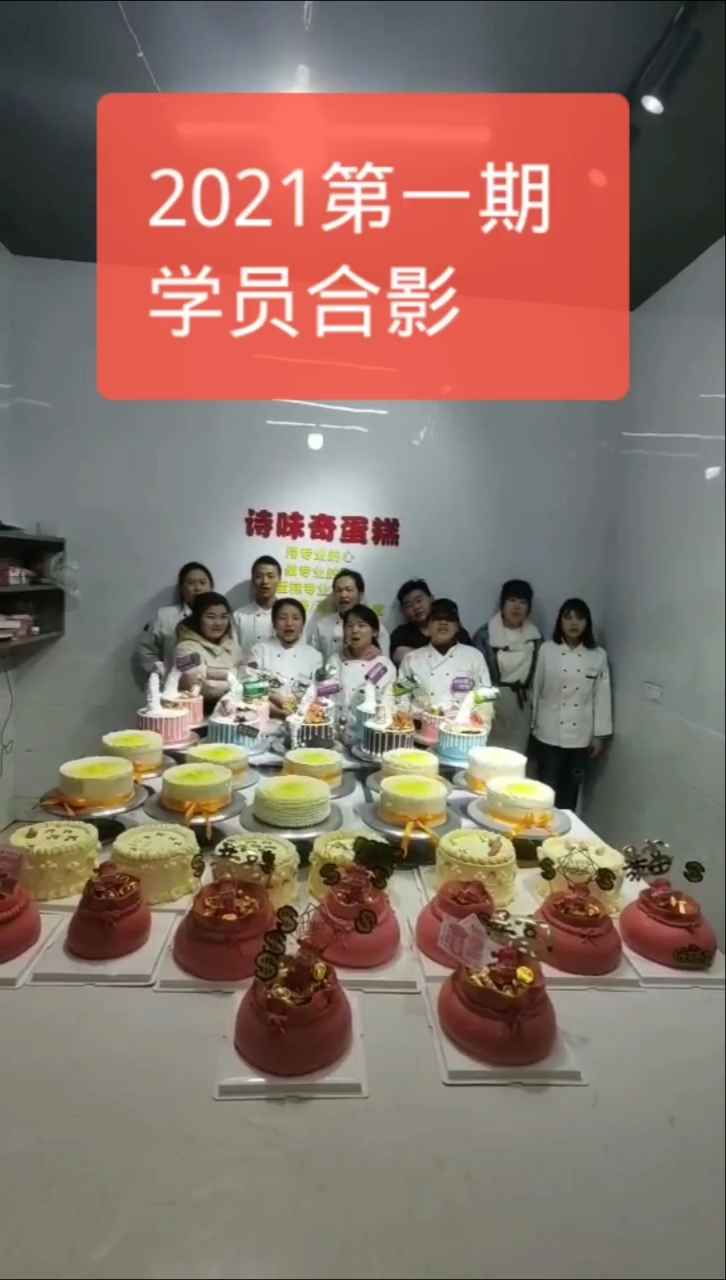 #创意生日蛋糕#被美女围绕着感觉特别好。要是没结婚,就找大家谈恋爱算,太优秀了,