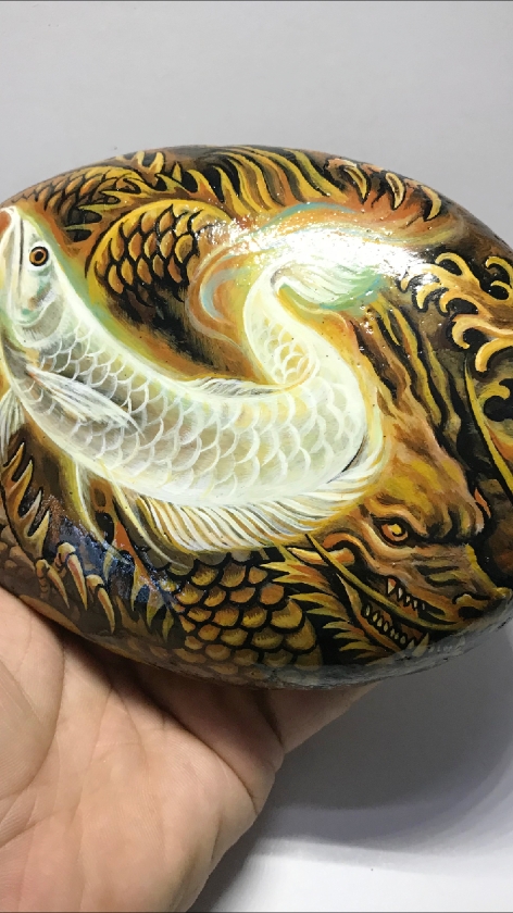#寻找最牛手艺人#古潭小巷手绘石头画,一件根据提供题材设计定制的作品。银龙鱼普通从背景的龙