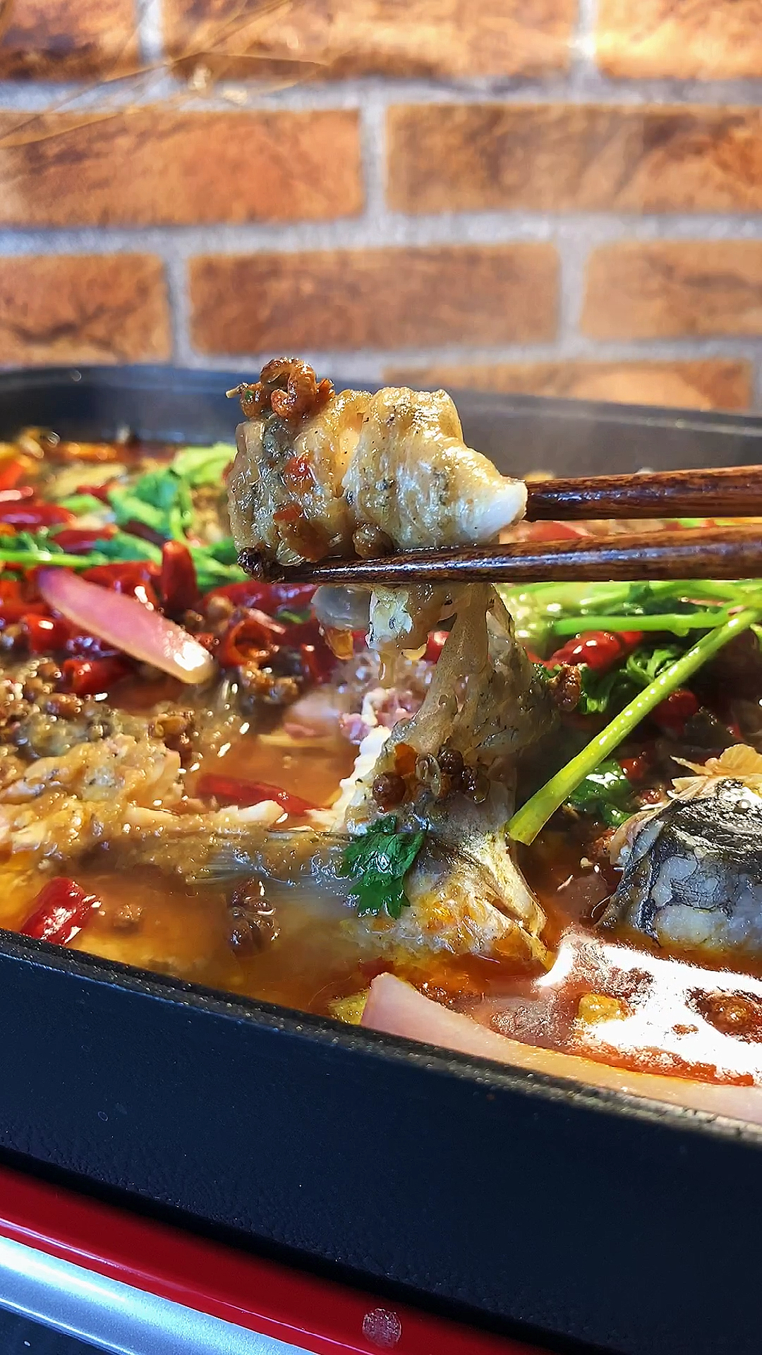 #自制美食#香辣美味的烤鱼自己在家也能做,看完这个视频,再也不用去外边吃烤鱼了。