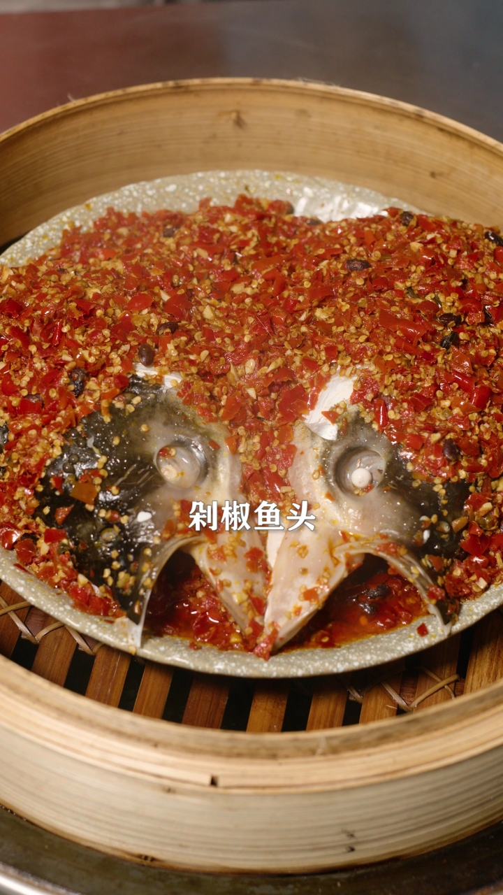 #美食#湖南一道名菜一直不敢挑战,我特意请教了百万年薪湘菜总厨,做好剁椒鱼头有秘诀