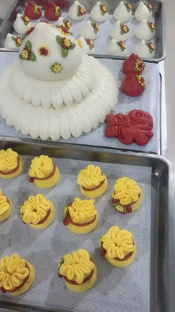 这让我想到了我们老家办白事的时候,嫁出去的闺女和孙女都要定的花馍馍