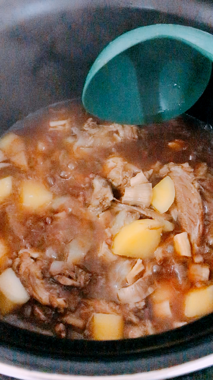 #秀出你的拿手菜#今天做一个:土豆烧鸭架子,可还行?谢谢您的收看!