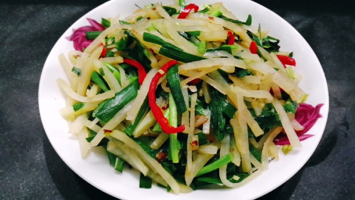 韭菜炒土豆丝,香味浓郁,简单好吃又下饭。