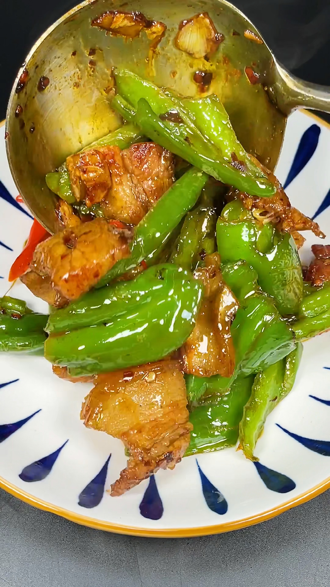 #美食#辣椒炒肉是先炒辣椒还是先炒肉,很多人都做错了