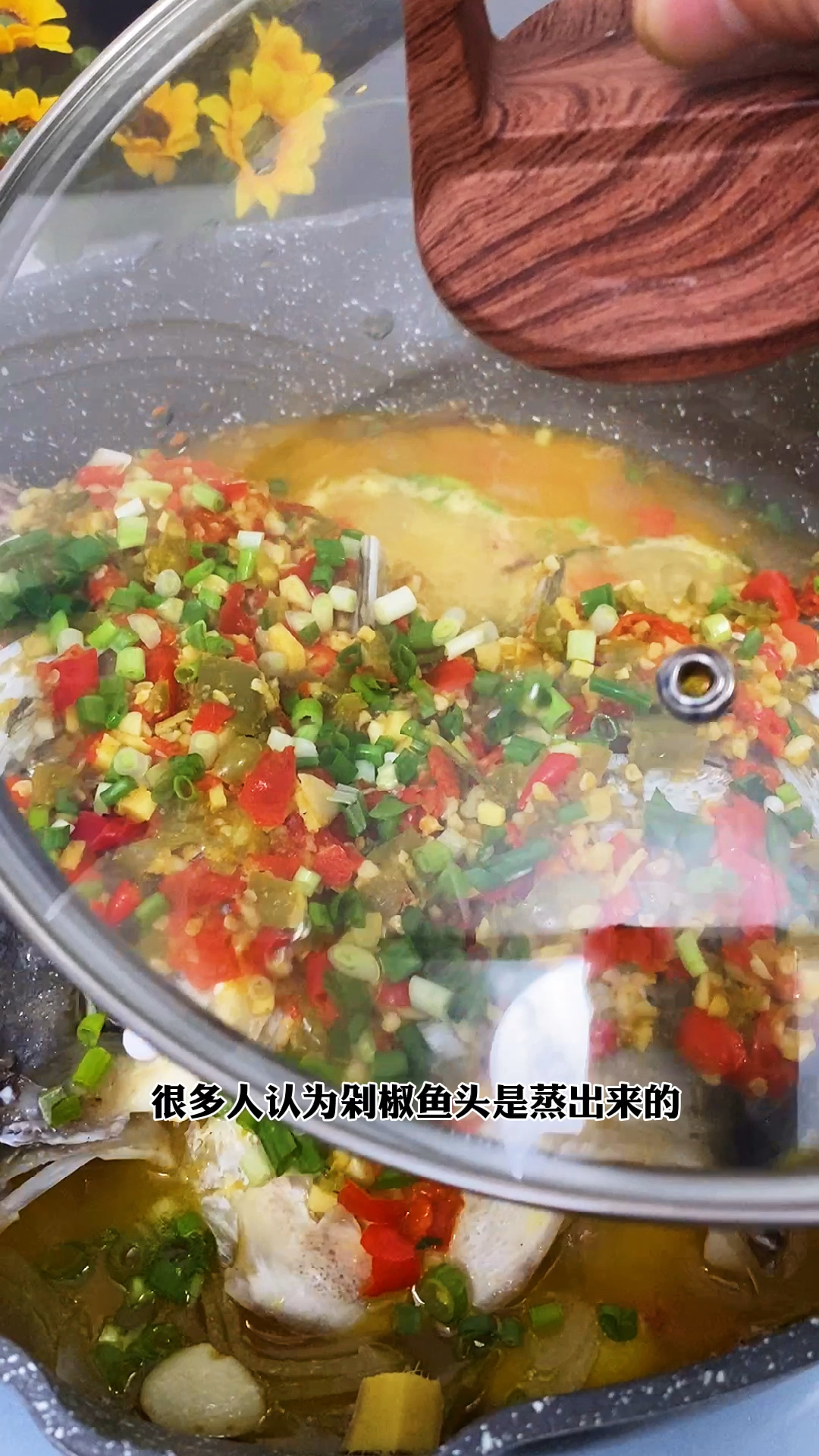 这样做的#剁椒鱼头不用上锅蒸。汤汁酸辣开胃