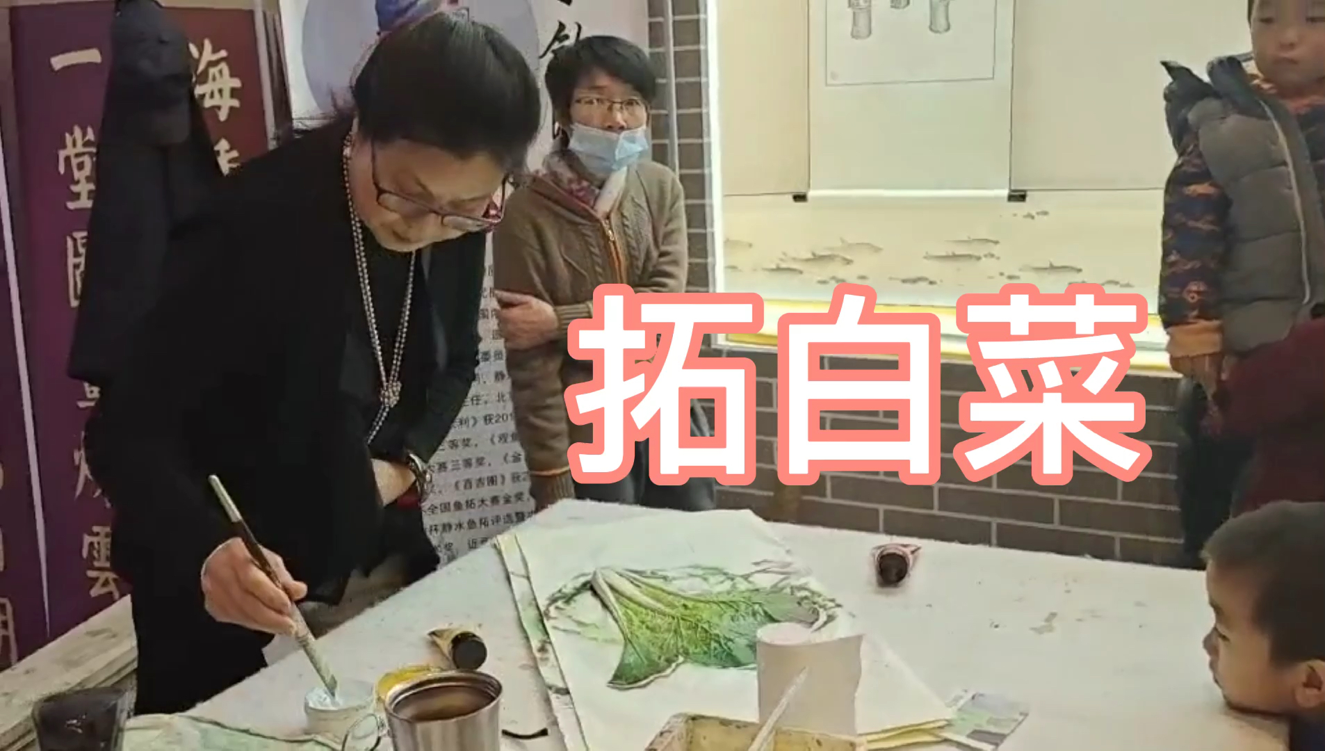看这大姐用蔬菜作画