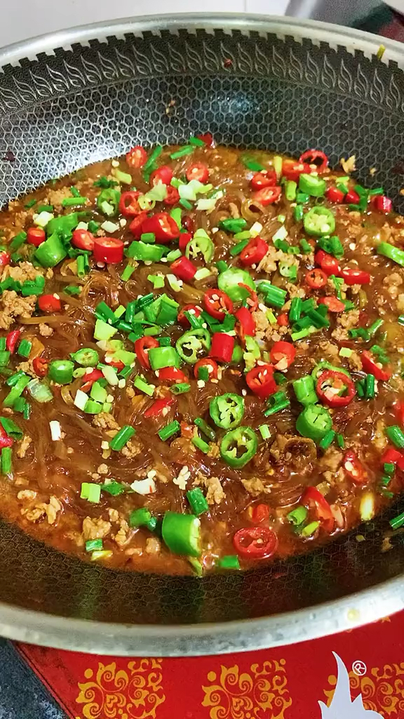 蚂蚁上树是炒还是猪。看完我的视频您就知道了