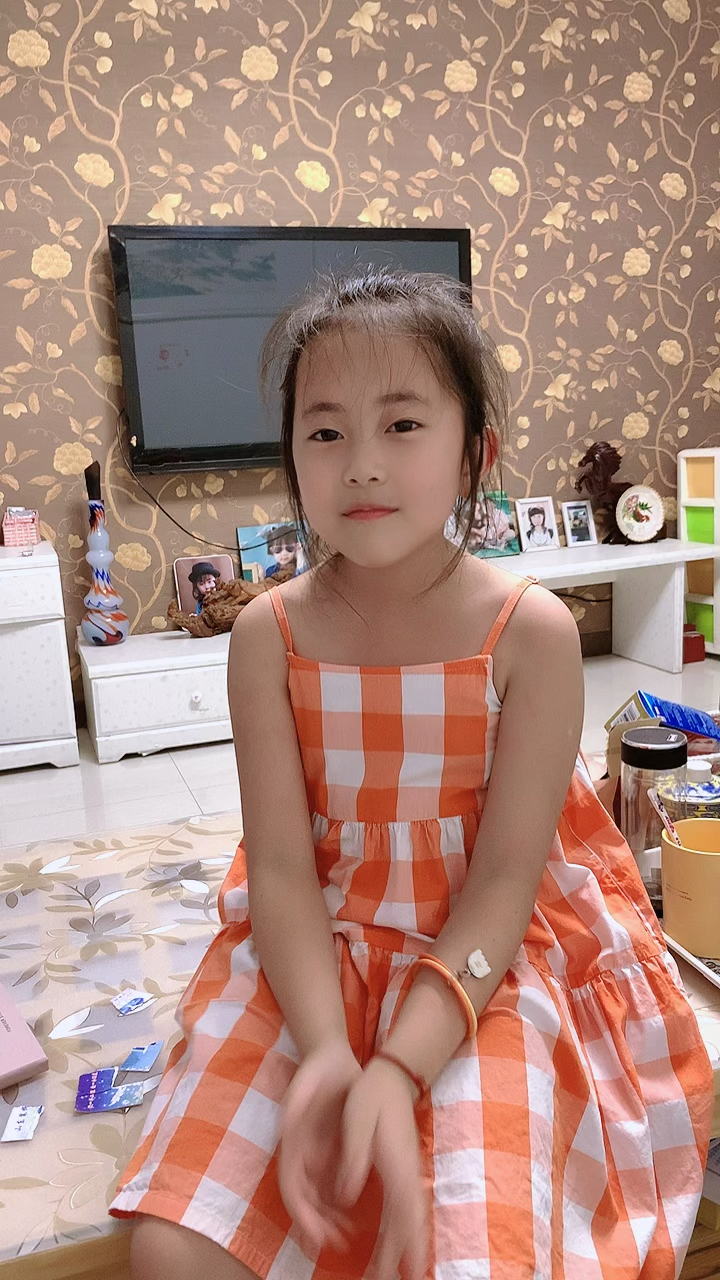 #搞笑萌娃#就爱看电视的小孩