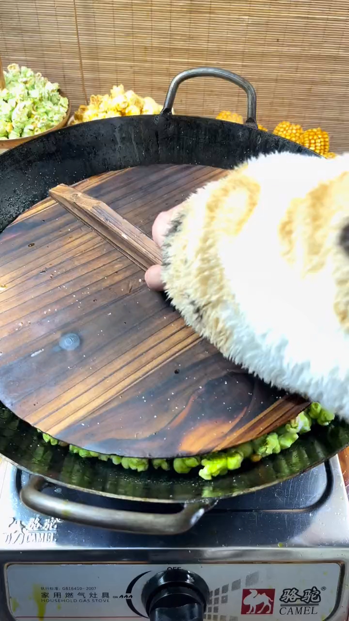 水果味的爆米花你们吃过没有淡淡的哈密瓜味特别好吃做法超级简单。三分钟制作