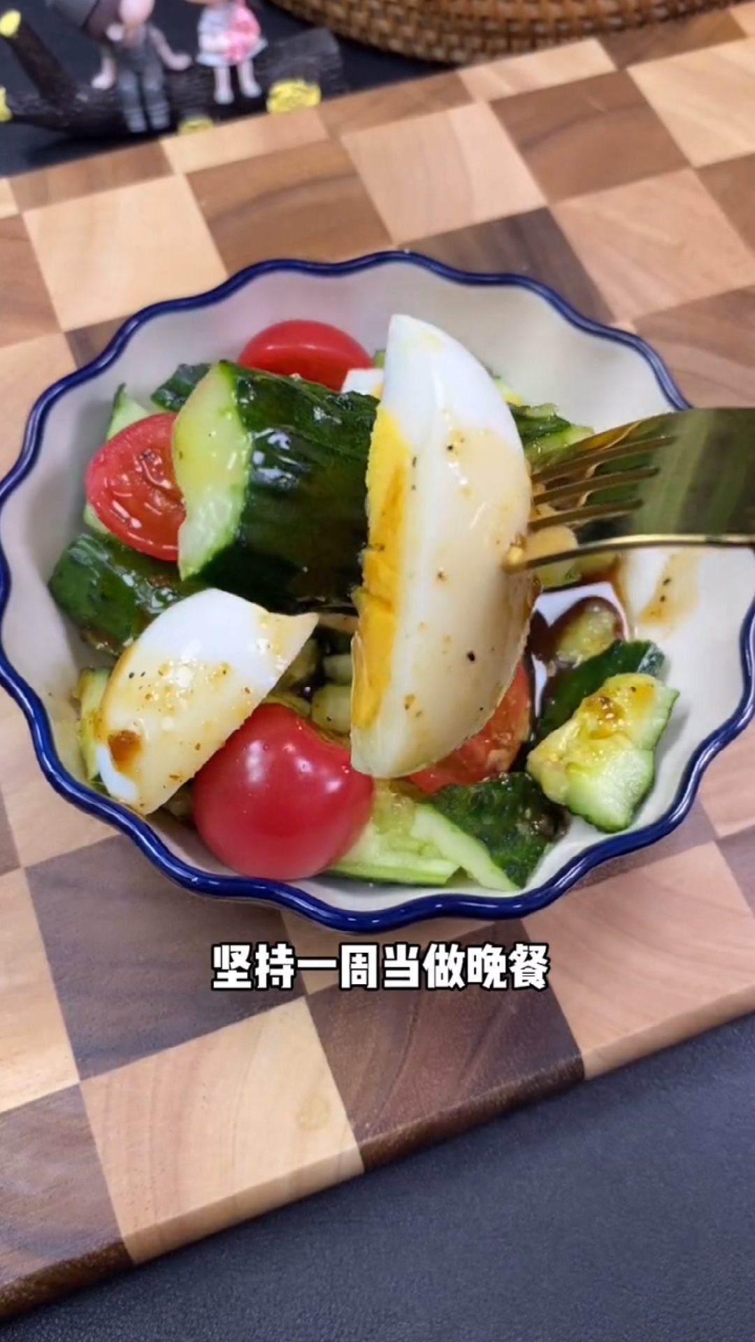 #再不减肥就晚了#晚上可以试试,水煮蛋生黄瓜