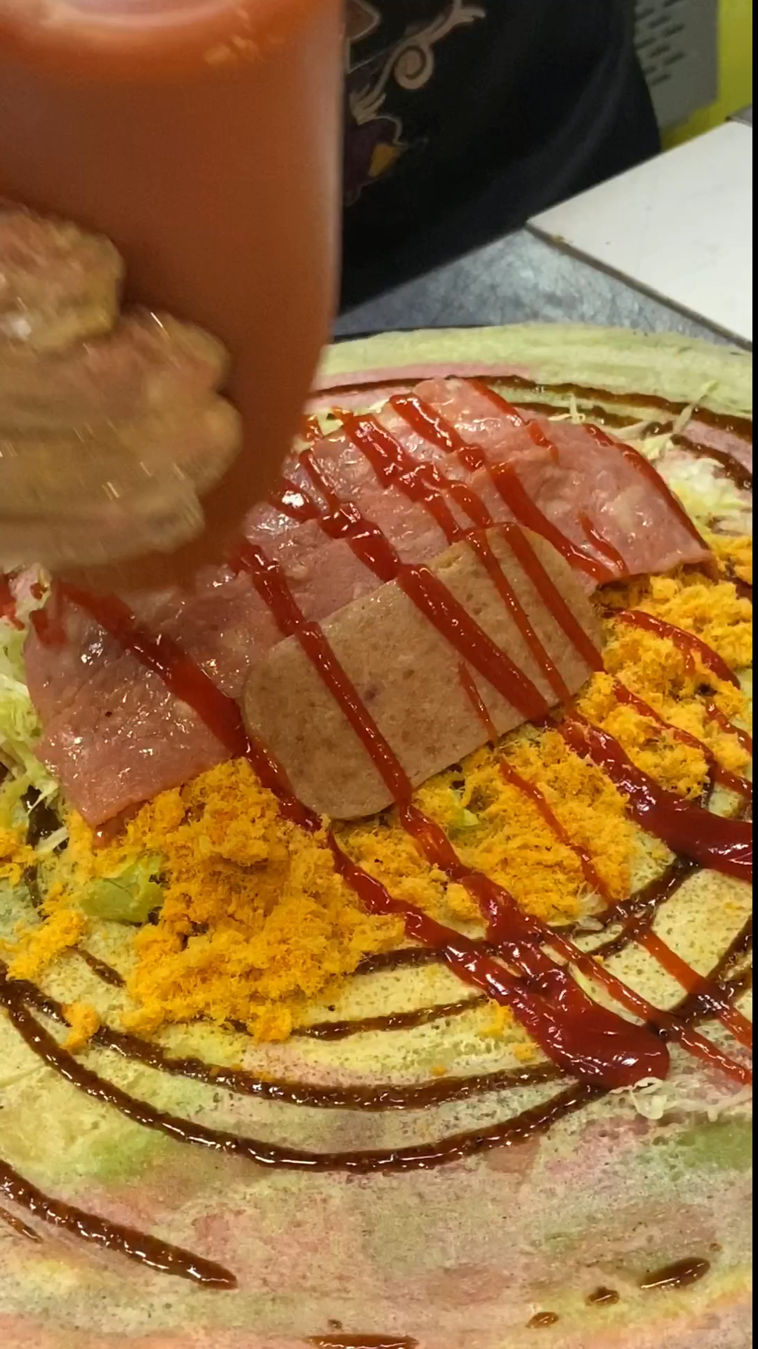 一上午做了320个饼,培根都用了好几袋了。煎饼好吃小店干净,做餐饮还得有特色。